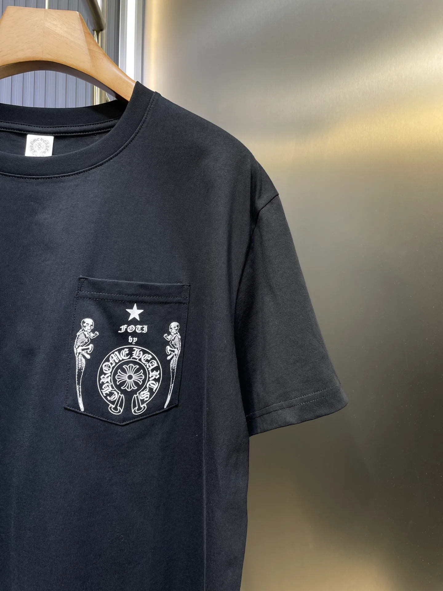 P250 N502 Kl 🌟【Top original order】Chrome Hearts Sanskrit short sleeves printed all over the back. Process description: The fabric is made of 26-woven 200g cotton, and the printing is made of special imported slurry. The overall routing is straight and delicate, the fabric is comfortable and soft, and the color is consistent without color difference. It can be matched with the same style to create a fashionable look and control various occasions. Customized accessories, complete three standards, same style for men and women!  size：s m l
